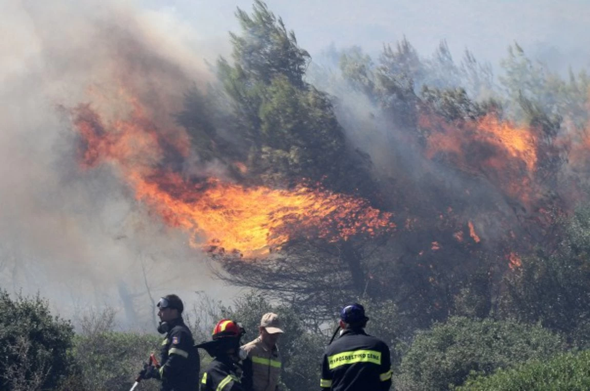 Μεγάλη πυρκαγιά στην Κυρά Βρύση Κορινθίας- Απειλεί σπίτια-Βίντεο